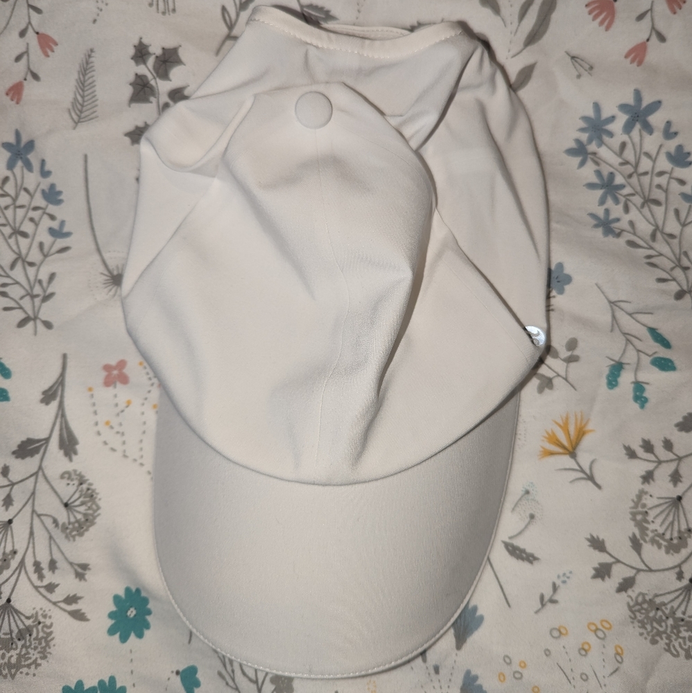 white fast and free running hat